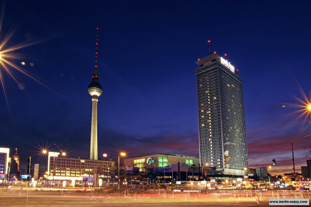 À esquerda, a Torre de TV de Berlim, na Alexanderplatz (Fonte: Berlin-Enjoy.com)