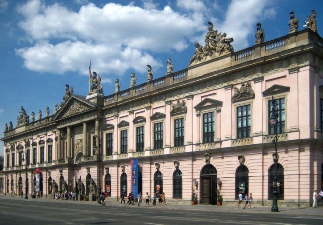 O Arsenal, Zeughaus em alemão, é um dos representantes da arquitetura barroca da cidade (Fonte: Wikipedia).