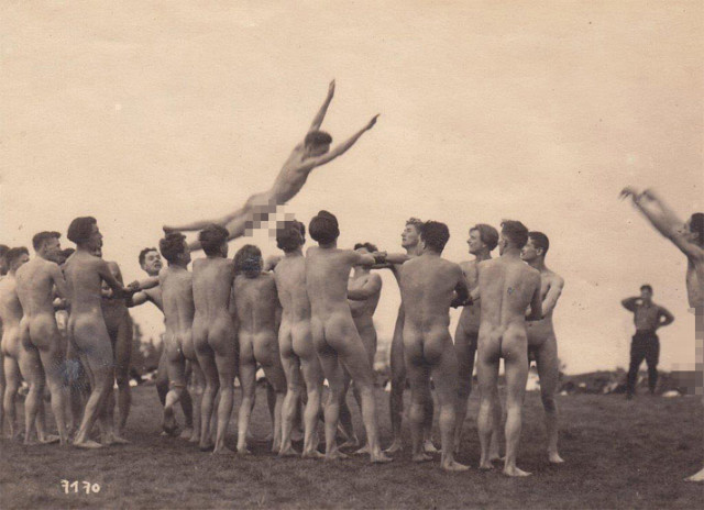 Jovens divertem-se em Leuchtenburg, na Turíngia (Fonte: Julius Groß/Archiv)