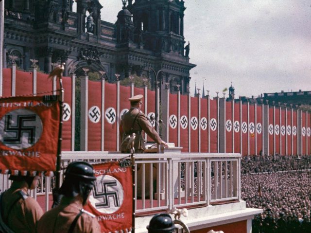 Adolf Hitler discursando no Lustgarten, em Berlim. À esquerda na foto, pode-se ver a Catedral Protestante (Fonte: Rare Historical Photos)