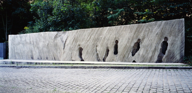 Monumento de Karol Broniatowski no Memorial Plataforma 17 (Fonte: Wikipedia)
