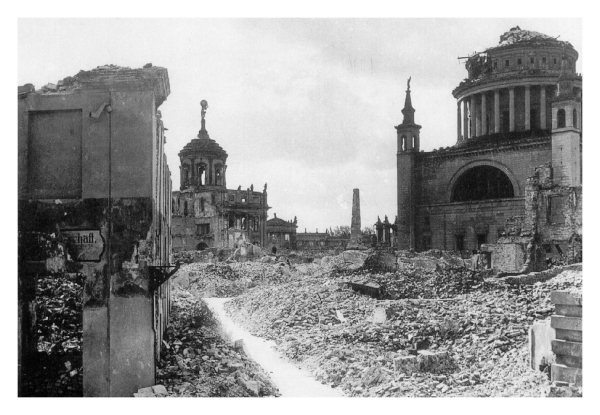O Antigo Mercado de Potsdam completamente destruído em 1945. À direita, escombros da Igreja de São Nicolau (Fonte: Potsdam Galerie)