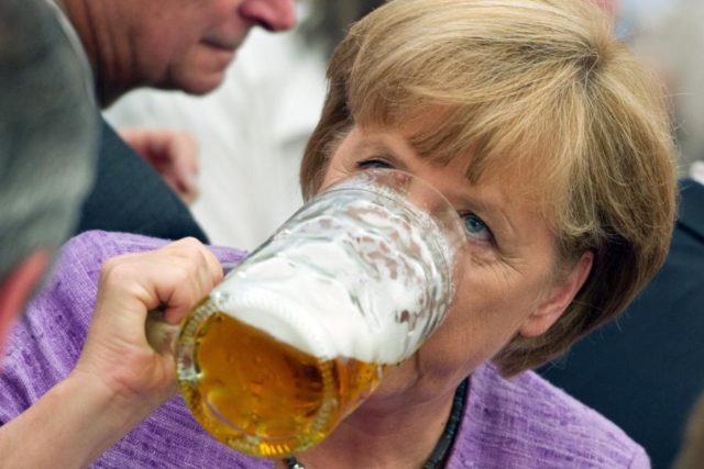 Angela Merkel também gosta de uma cerveja :)) (Fonte: Die Welt)