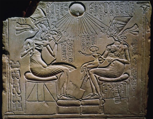 A imagem do Sol levando luz a Akhenaton e Nefertiti revela a iconografia da legitimação de poder do faraó da 18a. dinastia (Fonte: T411.ch)