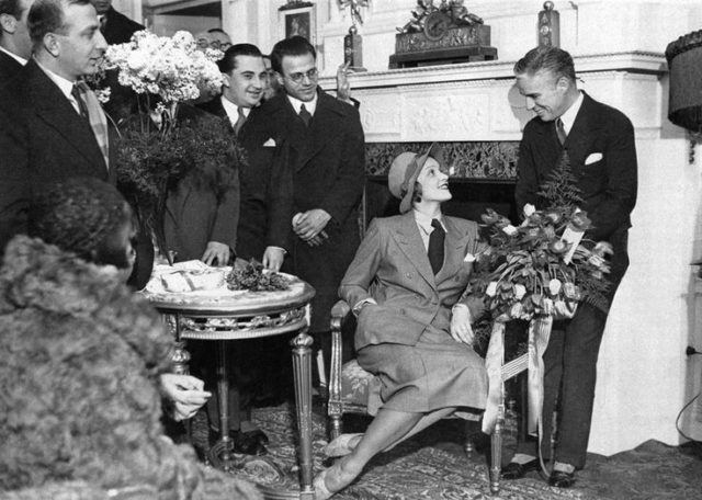 Marlene Dietrich recebe flores de Charles Chaplin, em setembro de 1931 (Fonte: AP)