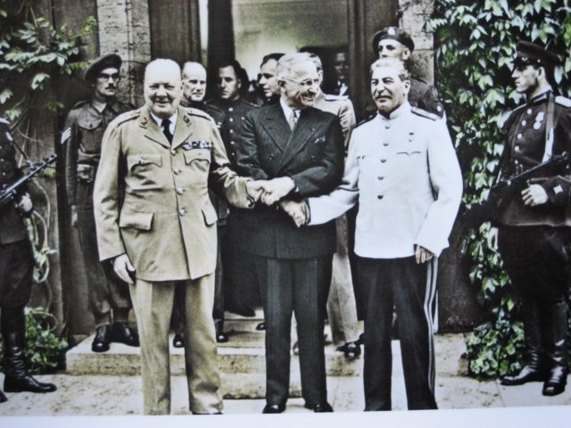 Da esquerda para a direita: Winston Churchill, Harry Truman e Josef Stalin (Fonte: Teacher And Traveller).